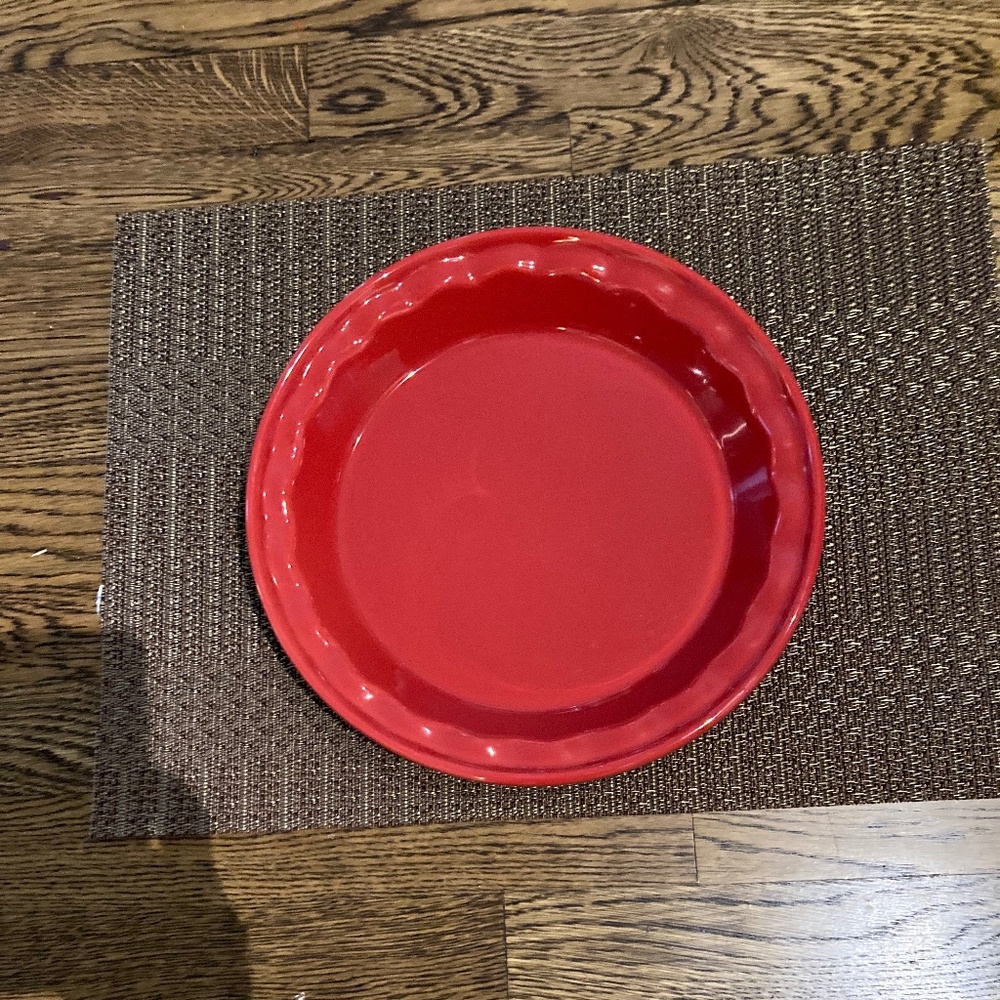 Chantal Apple Red 9 inch Ceramic Pie Plate Fluted top with fluted edge